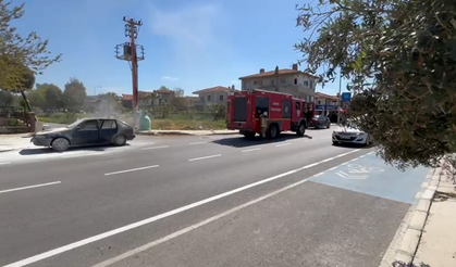 Urla'da bir araç yol ortasında alev aldı!