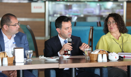 Başkan İrfan Önal muhtarlarla buluştu: Bayraklı’yı birlikte güzelleştireceğiz