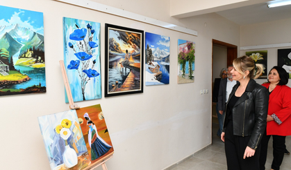 Çiğli’de sanat coşkusu: Kursiyerlerden seramik ve yağlı boya sergisi