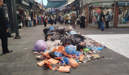 Konak'ta çöpler sokakları bastı: Esnaf naylonla örtmeye çalıştı!
