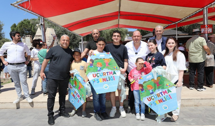 Menderes’te uçurtma şenliği coşkusu: Binlerce uçurtma semaları süsledi