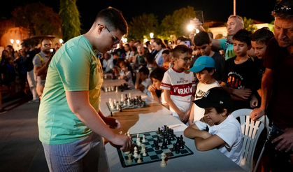 Dünyanın en genç büyük ustası Çeşme'de! Simultane gösteri büyüledi