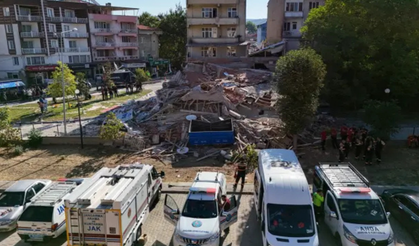 Depremde yıkılan binanın müteahhidi gözaltında