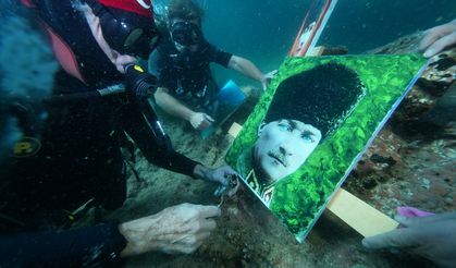 Cumhuriyet’in 102'nci yılında su altında Atatürk Portreleri boyandı