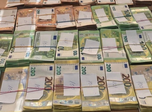 Yatağının altına sakladığı 524 bin 940 Euro ile yakalandı!