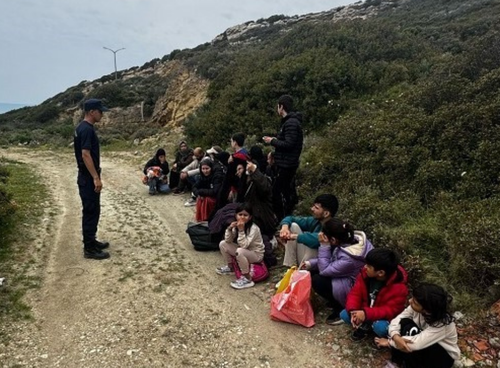 İzmir'de 46 düzensiz göçmen yakalandı: 1 organizatör gözaltında!