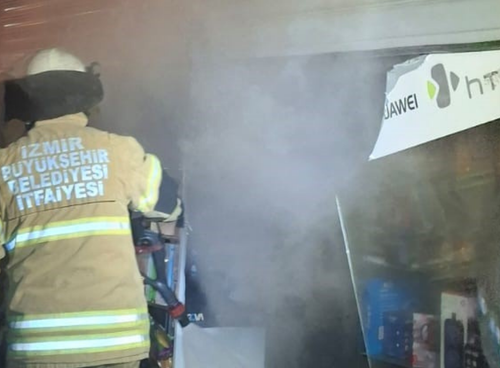 Aliağa'da Telefon Aksesuar Mağazasında Yangın: Hasar Büyük