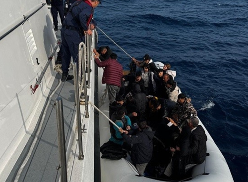 Seferihisar açıklarında facianın eşiğinden dönüldü: 64 göçmen kurtarıldı