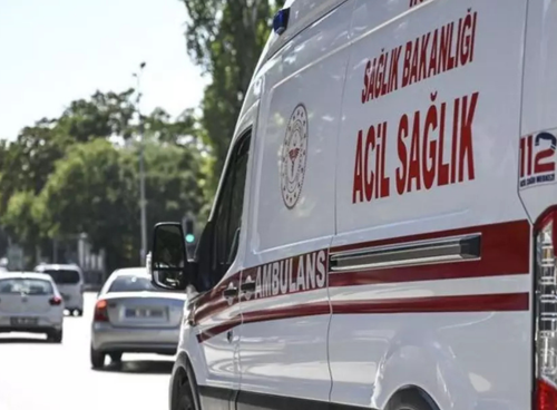 Dikili’de iki otomobil çarpıştı: 1 kişi hayatını kaybetti, 2 yaralı