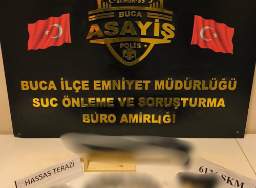 İzmir’de silah operasyonu: Ruhsatsız tabanca ve pompalı tüfek ele geçirildi