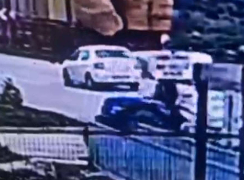 Kiraz’da TIR kazası: Saman balyalarının altında kalan adam hayatını kaybetti