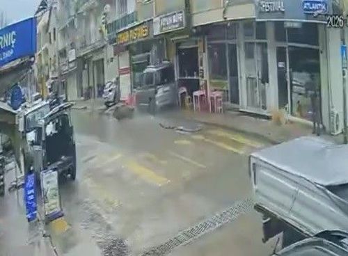 Seyir halindeyken şekeri düştü: Kontrolden çıkan araç pastaneye daldı