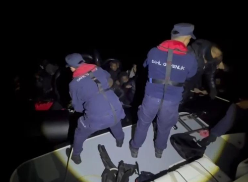 Çeşme açıklarında 34 düzensiz göçmen yakalandı