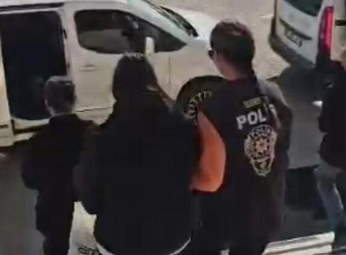 İzmir’de ‘ücret iadesi vaadiyle’ dolandırıcılık operasyonu: 1 tutuklama