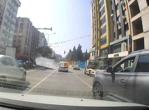 Konak’ta trafikte tehlikeli anlar: Kural tanımaz sürücü kamerada