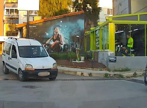 Balçova'da ters yöne giren sürücünün kural ihlali araç kamerasına yansıdı