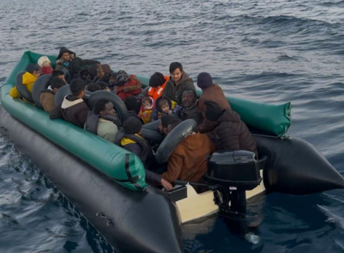 İzmir açıklarında göçmen operasyonu: 10’u çocuk 43 kişi yakalandı