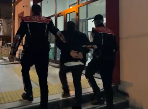 İzmir’de 10 yıl hapis cezasıyla aranan şüpheli polis tarafından yakalandı
