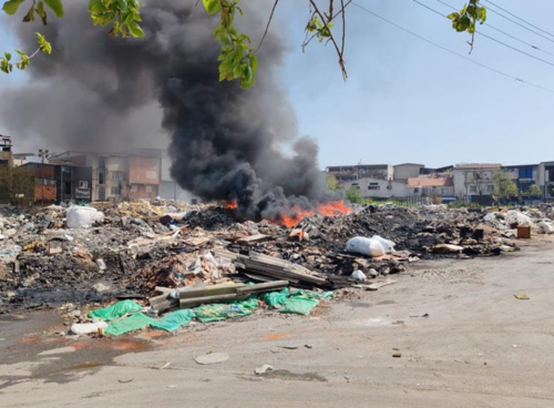 Buca’da sanayi atıkları alevlere teslim oldu