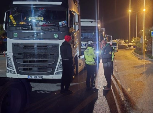 Çeşme’de tırlara gece denetimi: Kural ihlali yapan tırlara ceza yağdı