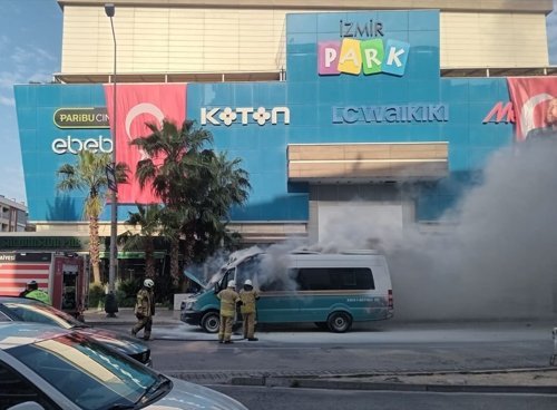 Konak'ta seyir halindeki minibüs alev aldı