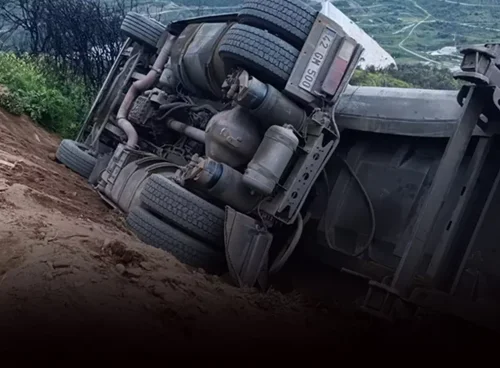 Ödemiş'te kamyon şarampole devrildi: Sürücü yaralandı