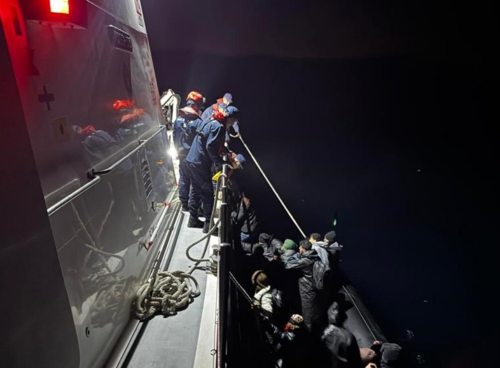 Urla açıklarında 21 düzensiz göçmen yakalandı