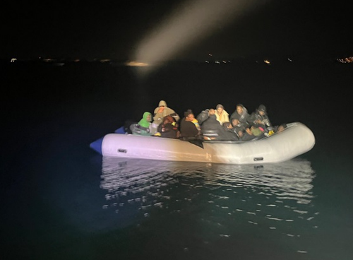 İzmir açıklarında göçmen operasyonları: 39 kişi yakalandı, 1 kişi hayatını kaybetti