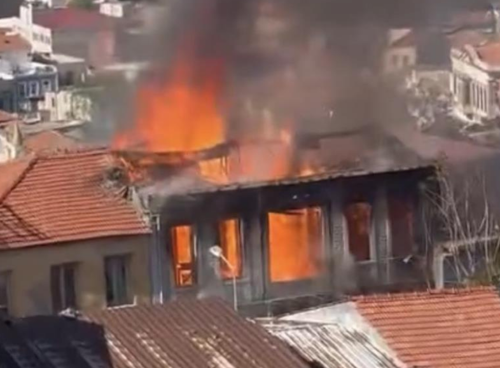 Konak’ta alevler yükseldi: Metruk binada çıkan yangın kontrol altına alındı