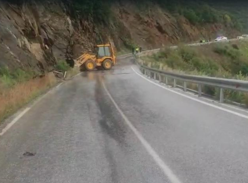 Ödemiş yolunda toprak kayması: Ulaşım kontrollü sağlanıyor
