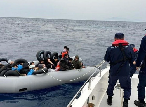 Karaburun açıklarında sürüklenen bottaki 17 göçmen kurtarıldı