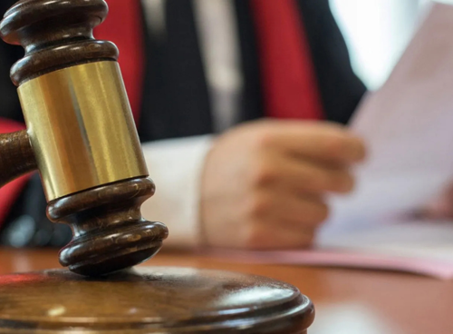 Annesinin şikâyetiyle evde sigara içmesine yasak getirildi