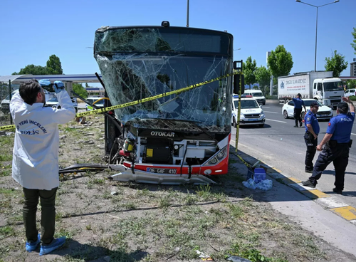Ankara'da belediye otobüsü yoldan çıktı: Ölü ve yaralılar var