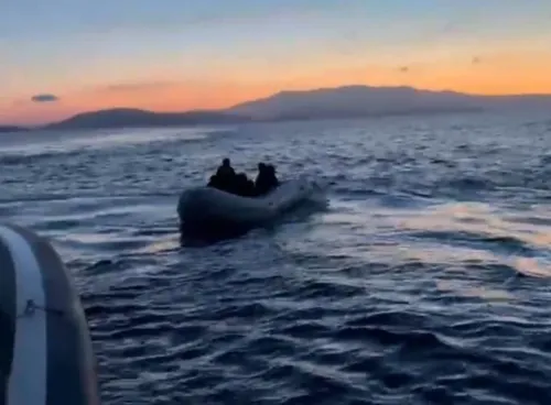 Çeşme açıklarında çifte operasyon: 46 düzensiz göçmen kurtarıldı ve yakalandı