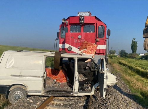 Hemzemin geçitte faciadan dönüldü! İzmir seferini yapan tren kamyonete çarptı
