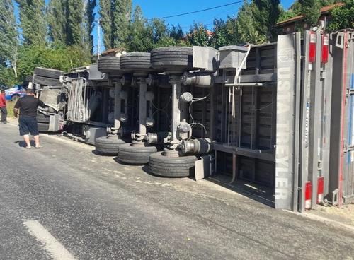 Kiraz’da korkutan kaza: Tır devrildi, 1 yaralı