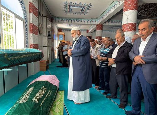 Acı yolculuk mezarlıkta son buldu: Anne ve kızı yan yana defnedildi