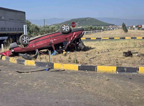 İzmir’de kontrolden çıkan otomobil devrildi: Sürücü hafif yaralandı