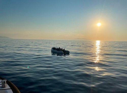 Çeşme açıklarında radara yakalanan lastik bottaki 20 düzensiz göçmen yakalandı
