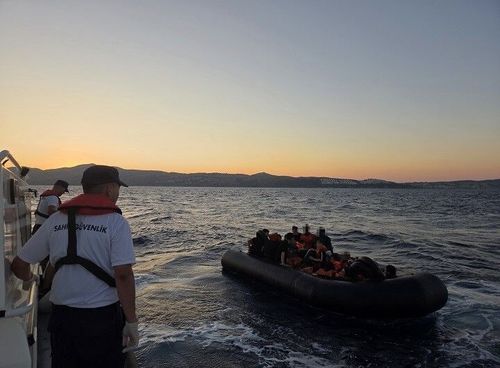 İzmir açıklarında iki ayrı operasyon: Lastik botlardaki 80 düzensiz göçmen yakalandı
