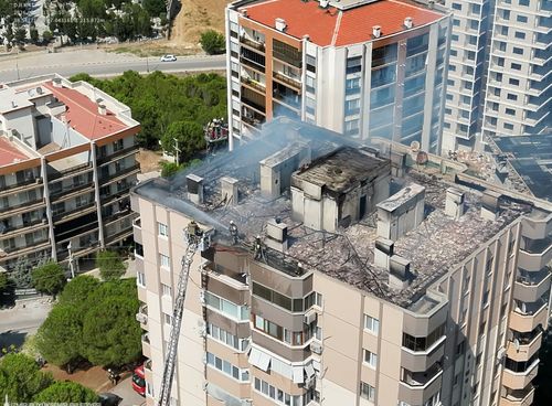 Menemen'de 10 katlı binanın çatısında yangın: Mahsur kalan 3 işçi kurtarıldı