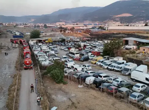 Bornova’da yediemin otoparkında yangın: 50 motosiklet ve 12 araç yandı