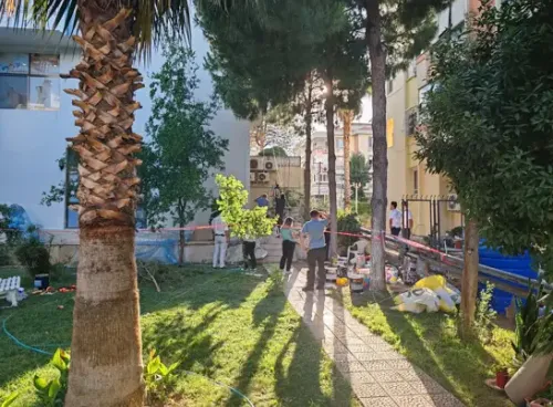 İzmir Balçova'da korkutan iş kazası! İskele devrildi, 3 kardeş işçi yaralandı