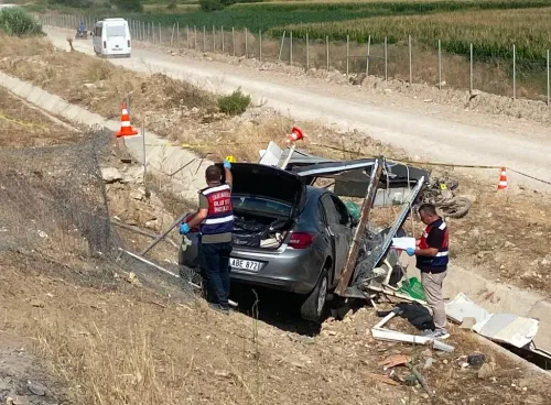 Otomobil bariyerleri aşıp kulübeye girdi: 1 ölü, 1 yaralı