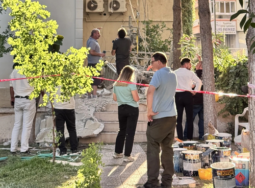 Balçova'da korkutan iş kazası: İskele çöktü, 3 kardeş işçi yaralandı