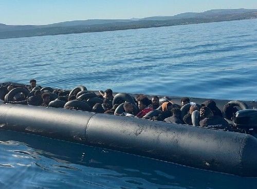 Çeşme açıklarında ve koylarda 54 düzensiz göçmen yakalandı
