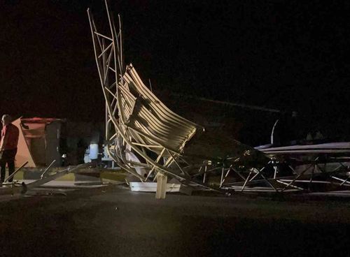 İzmir Bayındır’da feci kaza: Dorsesi açık tır levhalara çarpıp devrildi