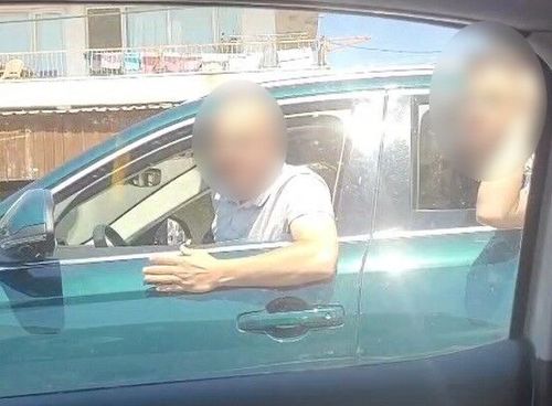 İzmir otoyolunda dehşet: Önünü kestikleri araca taş ve küfürlerle saldırdılar