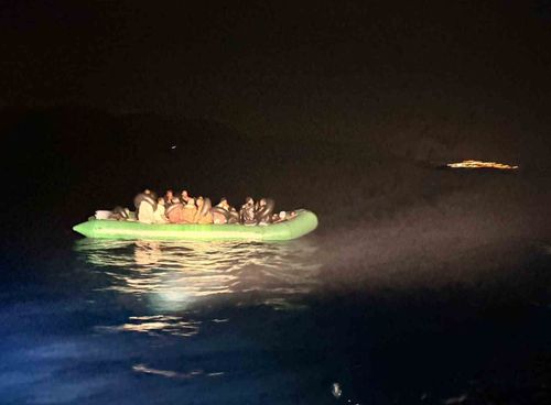 Menderes açıklarında hareketli lastik botta 29 düzensiz göçmen yakalandı