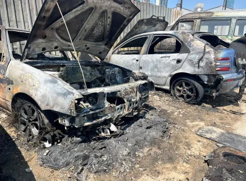 Bornova’da park halindeki araçlar alevlere teslim oldu: 4 otomobil kullanılamaz hale geldi